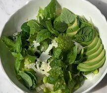 Большой зеленый салат с авокадо