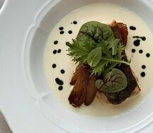 Угольная рыба с карамельным луком