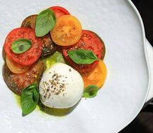 Буррата с разноцветными томатами