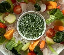 Свежие овощи с греческим йогуртом