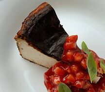 Баскский чизкейк с клубникой