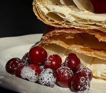 Мильфей Кувертюр с сезонными ягодами 