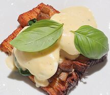 Бенедикт с белыми грибами