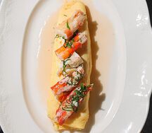 Омлет с камчатским крабом и соусом Бер Нуазет