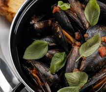 Мидии с томатами и травами