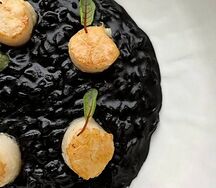 Черное ризотто с гребешками
