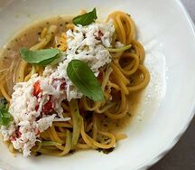 Спагетти с крабом и кабачком