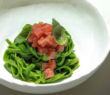 Феттуччине с тунцом и шпинатом