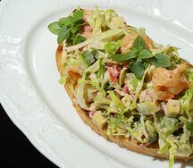 Брускетта с креветками и авокадо