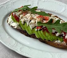 Брускетта с крабом и авокадо