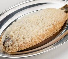 Целый средиземноморский сибас в соли