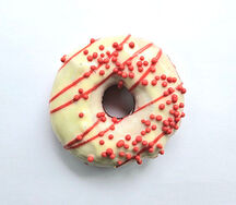 Пончик клубничный