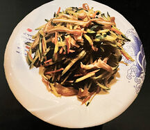 Свиные уши с огурцом