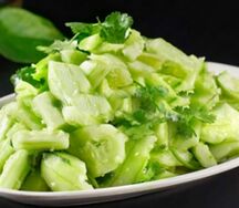 Битые огурцы с кинзой и чесноком