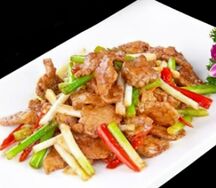 Говядина, жаренная с луком, в соевом соусе