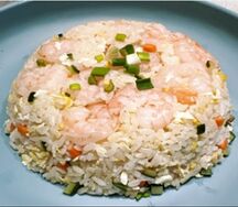 Рис, жаренный с королевскими креветками