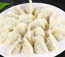 Китайские пельмени со свининой и соевым соусом