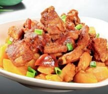 Тушеные свиные ребра с картофелем