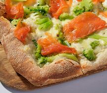 Пиццета С лососем и брокколи