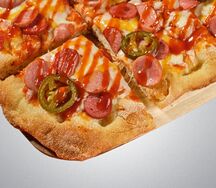 Пиццета Мясные колбаски и халапеньо