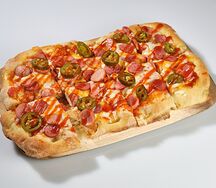 Пицца Колбаски и халапеньо