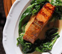 Лосось терияки со шпинатом