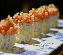 Ролл с лососем и спайси-авокадо