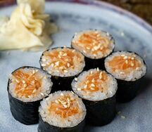 Маки с лососем