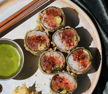 Темпура ролл с тунцом и васаби соусом