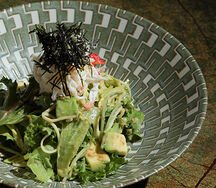 Салат с крабом и кунжутным дрессингом