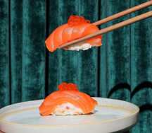 Суши с лососем, крабом и красной икрой