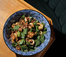 Жареный рис с креветками и мини кальмарами