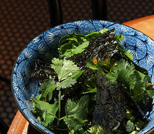 Зеленые овощи на воке