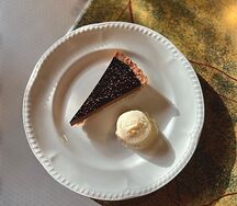 Шоколадный тарт с бобами тонка