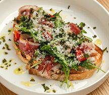 Брускетта с уткой