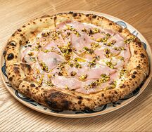 Пицца с мортаделлой и фисташками