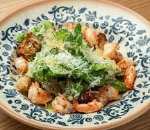 Листья романо с соусом цезарь, хрустящим пармезаном, с креветками