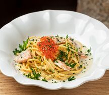 Паста с подкопченным лососем и красной икрой