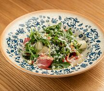 Прошутто из утки с руколой и грушей