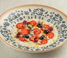 Овсяная каша с пеканом и свежими ягодами