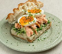 Фокачча с лососем домашнего копчения и авокадо