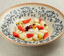 Творожные ньокки с ванильным кремом и клубникой 