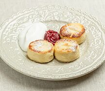  Сырники из рикотты с джемом и взбитой сметаны