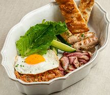 Большой фирменный завтрак с пастрами и куриными колбасками