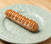 Карамельный эклер