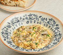 Скрэмбл с трюфельным кремом и пармезаном