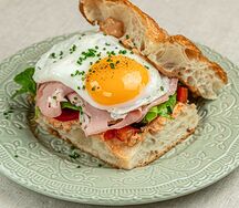 Фокачча с рикоттой, мортаделлой, яйцом и томатами