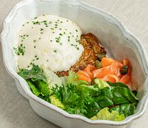 Большой фирменный завтрак с лососем, драниками и яйцом