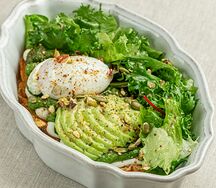 Авокадо-тост с яйцом пашот, фисташками и рикоттой