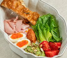 Большой фирменный завтрак с мортаделлой и яйцом